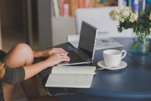 laptop kopje koffie boek